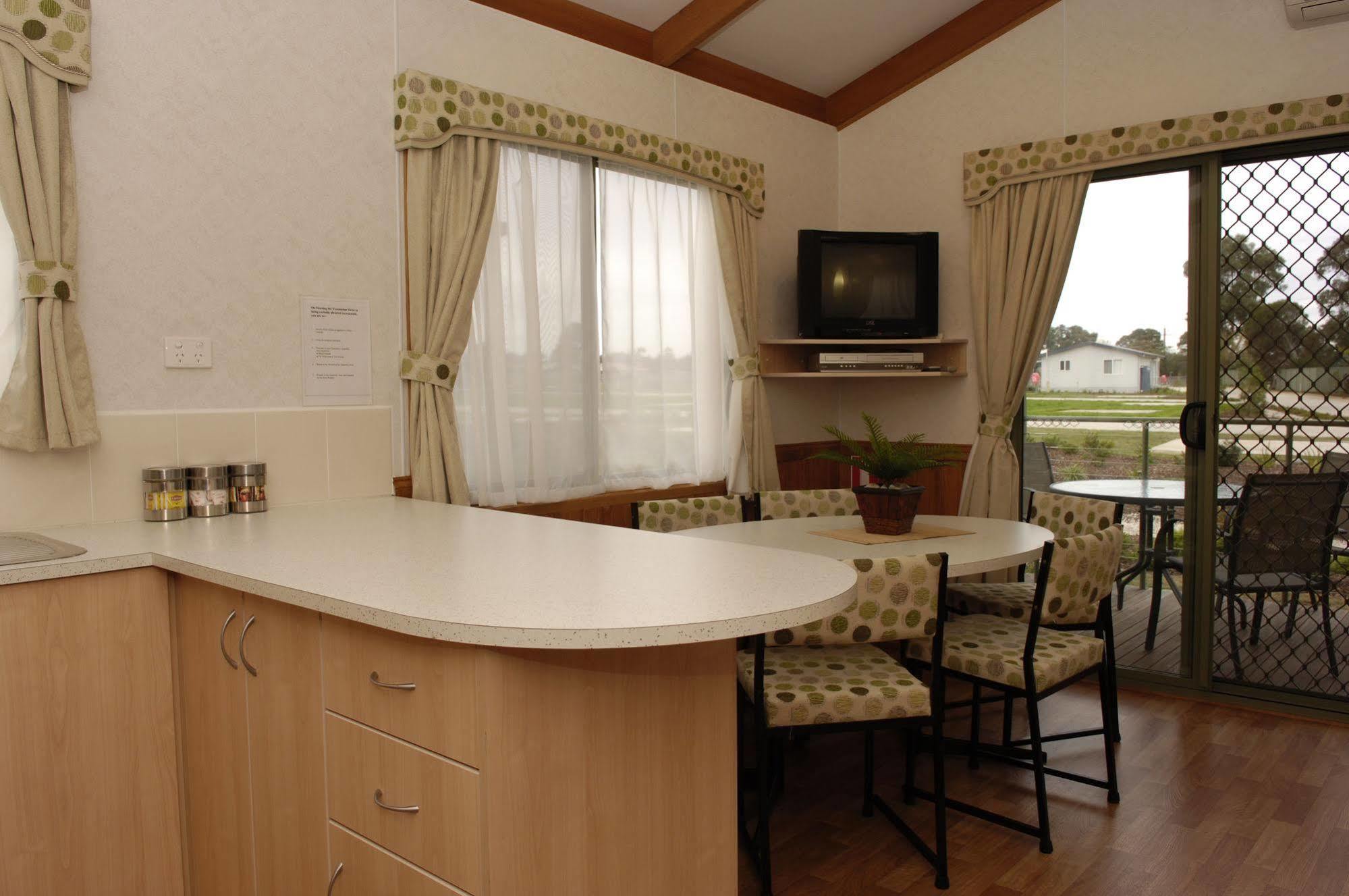 Sandhurst Motel Carrum Downs Exteriör bild